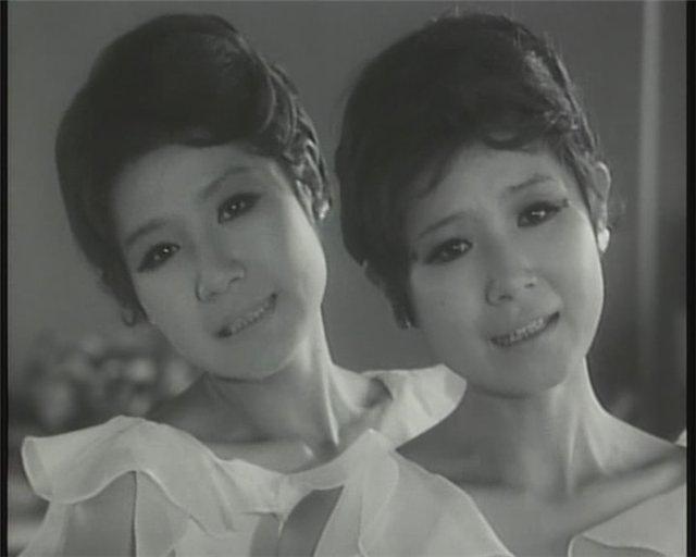 Сёстры дза пинац у моря у синего. Сёстры дза пинац у моря у синего. Сестры пинац у моря у синего. У моря у синего моря на японском языке. У моря у синего моря первый исполнитель.