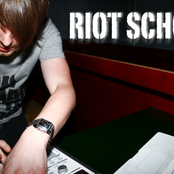 riot school / digital petting