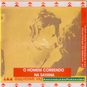 O homem correndo na savana