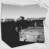 Itt van pedig senki se hívta