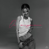 он жмурится