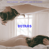 Detrás