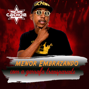 Menor Embrazando Com a Garrafa Transparente