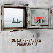 De la fereastra dărăpănată