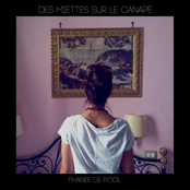 Des miettes sur le canapé