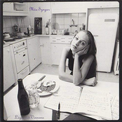 Móa syngur lögin við vinnuna