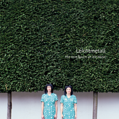 Mit dem Bauch an die Wand