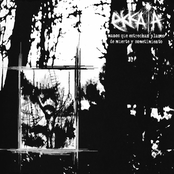 Manos que estrechan planes de muerte y sometimiento