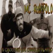 In ginocchio col cappello In mano
