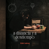 a distancia y a destiempo