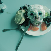 ! crazY fooD trY tO eaT mE.