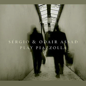 Sergio & Odair Assad: Sérgio & Odair Assad Play Piazzolla
