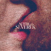 Acıtır gibi severek