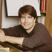 orchestral arrangement led by thomas newman