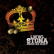 Stona Siedzi Na Ulicy