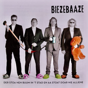 Der Stoa Nen Buum In 't Stad En Aa Stoat Doar Nie Alliene