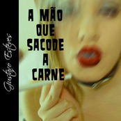 A mão sacode a carne