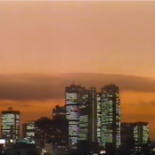 夕焼けの街は、薄暗い月明かりのために空からの光が消え始めると光ります