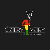 cztery metry od chodnika