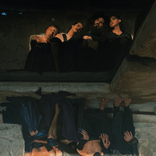 KALU PARADO FRENTE AO CORPO