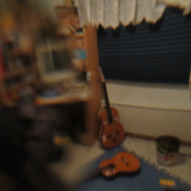 Viskin tahraama kuunsirppi roskakorissa