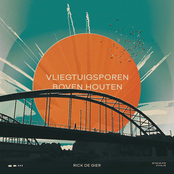 Vliegtuigsporen boven Houten