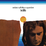 Seduto Sull'alba A Guardare