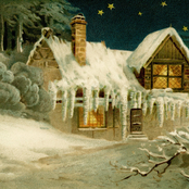 Det Är Kallt Ute, Men Inne Framför Den Sprakande Brasan Är Det Varmt