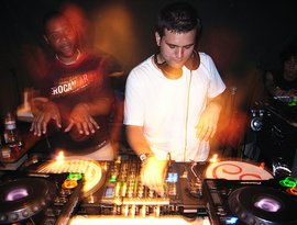 Domu Presents Pete Simpson 的头像