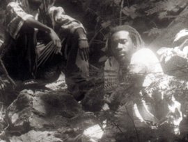 что такое rastafari в песне. 0ba9965059ba461ba50c1779deba4ab6. что такое rastafari в песне фото. что такое rastafari в песне-0ba9965059ba461ba50c1779deba4ab6. картинка что такое rastafari в песне. картинка 0ba9965059ba461ba50c1779deba4ab6. Джа Растафарай, или растарафарианство, является не только молодежной культурой, но и самой настоящей религией. Бытует ошибочное мнение, что представители этой культуры – просто молодые люди с дредами или в разноцветных (красных, желтых, зеленых) шапках. Но не многие задумываются о том, что на самом деле Джа Растафарай — это сгусток самых разных учений, культов и религий, в которые входит христианство Африки, апостольские и сионские культы, философские взгляды разных сект, а также имеет место национализм по отношению к черной расе.История религии Джа Растафарай. Перевод слова «Джа» Если покопаться в истории, то можно найти несколько теорий о Джа Растафарай. Что значит Джа? Это бог или, как считают некоторые, с искажением произнесенное имя Иегова. По этим легендам, Джа побывал на нашей земле дважды, первый раз мы видели его в облике Иисуса Христа, а второй – не так уж и давно, в обличии Его Императорского Величества Хайле Селассие I. Эта теория, как и многие другие, считается не совсем ясной. Поэтому с такой религией, как растафарианство, нужно быть довольно аккуратным. Никто до конца не знает, что она собой представляет и где ее истои. Но мы точно знаем то, что возникла эта молодая религия на Ямайке, в 1930 годах. В те времена Ямайка еще была колонией Британии. В это время для чернокожих людей свобода существовала только на бумаге, несмотря на официальную отмену рабства по всему миру.