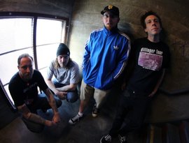 Dearly Divided 的头像