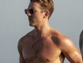 Miles Teller için avatar