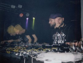WE ROB RAVE 的头像