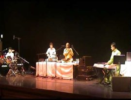 Ronu Majumdar, Ry Cooder, Jon Hassell and Abhijit Banerjee 的头像