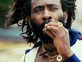 что такое rastafari в песне. 91c660625e4a45fbc59243dd97fb1d33. что такое rastafari в песне фото. что такое rastafari в песне-91c660625e4a45fbc59243dd97fb1d33. картинка что такое rastafari в песне. картинка 91c660625e4a45fbc59243dd97fb1d33. Джа Растафарай, или растарафарианство, является не только молодежной культурой, но и самой настоящей религией. Бытует ошибочное мнение, что представители этой культуры – просто молодые люди с дредами или в разноцветных (красных, желтых, зеленых) шапках. Но не многие задумываются о том, что на самом деле Джа Растафарай — это сгусток самых разных учений, культов и религий, в которые входит христианство Африки, апостольские и сионские культы, философские взгляды разных сект, а также имеет место национализм по отношению к черной расе.История религии Джа Растафарай. Перевод слова «Джа» Если покопаться в истории, то можно найти несколько теорий о Джа Растафарай. Что значит Джа? Это бог или, как считают некоторые, с искажением произнесенное имя Иегова. По этим легендам, Джа побывал на нашей земле дважды, первый раз мы видели его в облике Иисуса Христа, а второй – не так уж и давно, в обличии Его Императорского Величества Хайле Селассие I. Эта теория, как и многие другие, считается не совсем ясной. Поэтому с такой религией, как растафарианство, нужно быть довольно аккуратным. Никто до конца не знает, что она собой представляет и где ее истои. Но мы точно знаем то, что возникла эта молодая религия на Ямайке, в 1930 годах. В те времена Ямайка еще была колонией Британии. В это время для чернокожих людей свобода существовала только на бумаге, несмотря на официальную отмену рабства по всему миру.