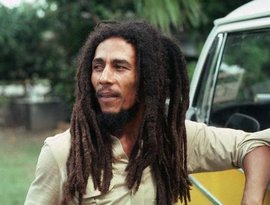 что такое rastafari в песне. ccb1ecd822564895abf5e5afda76bff4. что такое rastafari в песне фото. что такое rastafari в песне-ccb1ecd822564895abf5e5afda76bff4. картинка что такое rastafari в песне. картинка ccb1ecd822564895abf5e5afda76bff4. Джа Растафарай, или растарафарианство, является не только молодежной культурой, но и самой настоящей религией. Бытует ошибочное мнение, что представители этой культуры – просто молодые люди с дредами или в разноцветных (красных, желтых, зеленых) шапках. Но не многие задумываются о том, что на самом деле Джа Растафарай — это сгусток самых разных учений, культов и религий, в которые входит христианство Африки, апостольские и сионские культы, философские взгляды разных сект, а также имеет место национализм по отношению к черной расе.История религии Джа Растафарай. Перевод слова «Джа» Если покопаться в истории, то можно найти несколько теорий о Джа Растафарай. Что значит Джа? Это бог или, как считают некоторые, с искажением произнесенное имя Иегова. По этим легендам, Джа побывал на нашей земле дважды, первый раз мы видели его в облике Иисуса Христа, а второй – не так уж и давно, в обличии Его Императорского Величества Хайле Селассие I. Эта теория, как и многие другие, считается не совсем ясной. Поэтому с такой религией, как растафарианство, нужно быть довольно аккуратным. Никто до конца не знает, что она собой представляет и где ее истои. Но мы точно знаем то, что возникла эта молодая религия на Ямайке, в 1930 годах. В те времена Ямайка еще была колонией Британии. В это время для чернокожих людей свобода существовала только на бумаге, несмотря на официальную отмену рабства по всему миру.