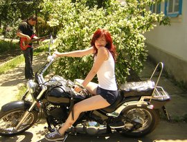 какую музыку слушают в москве. d77afabf668346a2b20127ba399279d5. какую музыку слушают в москве фото. какую музыку слушают в москве-d77afabf668346a2b20127ba399279d5. картинка какую музыку слушают в москве. картинка d77afabf668346a2b20127ba399279d5. Рэп, хип-хоп, а также синтез обоих стилей — представители этих направлений в уходящем году стали самыми популярными среди пользователей стриминговых сервисов. Рэперы Моргенштерн и Скриптонит, дуэт Artik & Asti, поп-певица Zivert интересовали любителей современной музыки. На этом фоне выделяются ушедшие со сцены российские панк-рокеры из «Короля и Шута», а также индастриал-металлисты из Rammstein, которых продолжают любить российские ценители тяжелой музыки. В 2020-м стриминговые сервисы также отметили рост популярности подкастов: они хоть как-то смогли компенсировать нехватку задушевных разговоров в условиях самоизоляции и работы на удаленке.