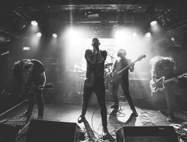 Throwing Bricks 的头像