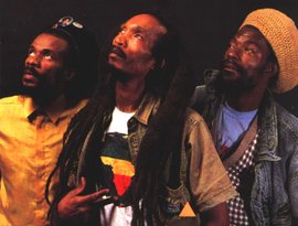 что такое rastafari в песне. e7504f2a1ee84f17ae69b3f9e0b73fdc. что такое rastafari в песне фото. что такое rastafari в песне-e7504f2a1ee84f17ae69b3f9e0b73fdc. картинка что такое rastafari в песне. картинка e7504f2a1ee84f17ae69b3f9e0b73fdc. Джа Растафарай, или растарафарианство, является не только молодежной культурой, но и самой настоящей религией. Бытует ошибочное мнение, что представители этой культуры – просто молодые люди с дредами или в разноцветных (красных, желтых, зеленых) шапках. Но не многие задумываются о том, что на самом деле Джа Растафарай — это сгусток самых разных учений, культов и религий, в которые входит христианство Африки, апостольские и сионские культы, философские взгляды разных сект, а также имеет место национализм по отношению к черной расе.История религии Джа Растафарай. Перевод слова «Джа» Если покопаться в истории, то можно найти несколько теорий о Джа Растафарай. Что значит Джа? Это бог или, как считают некоторые, с искажением произнесенное имя Иегова. По этим легендам, Джа побывал на нашей земле дважды, первый раз мы видели его в облике Иисуса Христа, а второй – не так уж и давно, в обличии Его Императорского Величества Хайле Селассие I. Эта теория, как и многие другие, считается не совсем ясной. Поэтому с такой религией, как растафарианство, нужно быть довольно аккуратным. Никто до конца не знает, что она собой представляет и где ее истои. Но мы точно знаем то, что возникла эта молодая религия на Ямайке, в 1930 годах. В те времена Ямайка еще была колонией Британии. В это время для чернокожих людей свобода существовала только на бумаге, несмотря на официальную отмену рабства по всему миру.