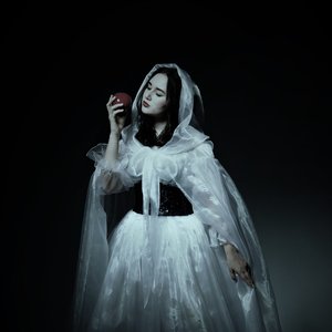 Snow White In The Dark 的头像