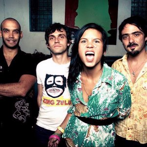 “Bomba Estéreo”的封面