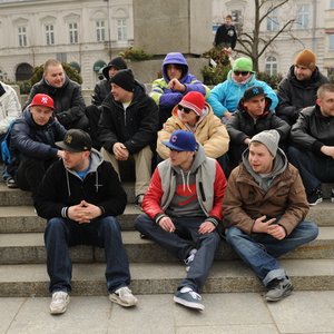 Numer Raz, Pyskaty, Onar, Małolat, Pelson, Włodi, Ten Typ Mes, Stasiak, Hades, Platoon, Kosi, Ero, Vienio, Diox, Chada, Pezet, Sokół, Juchas 的头像