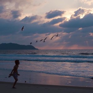 Tú y el Mar Atrás