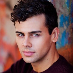 Ainsley Melham 的头像