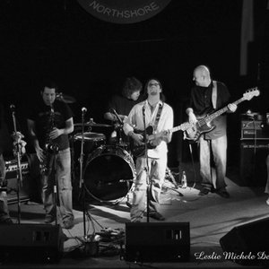 Josh Garrett & The Bottomline 的头像