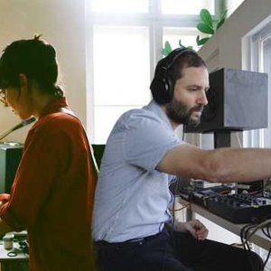 Aaron Dilloway, Lucrecia Dalt 的头像