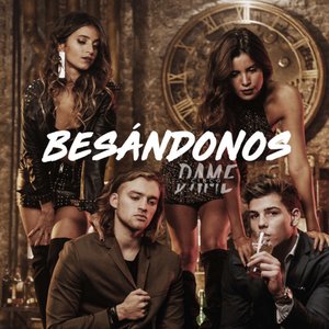 Besándonos