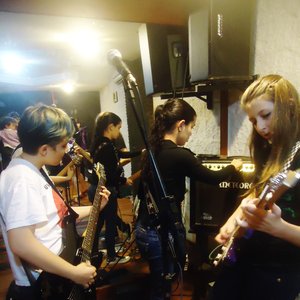 Girls on the Road 的头像