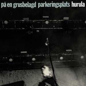 På en grusbelagd parkeringsplats