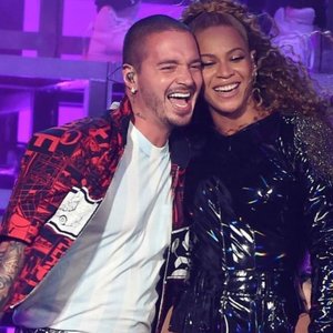 “Beyoncé & J Balvin”的封面